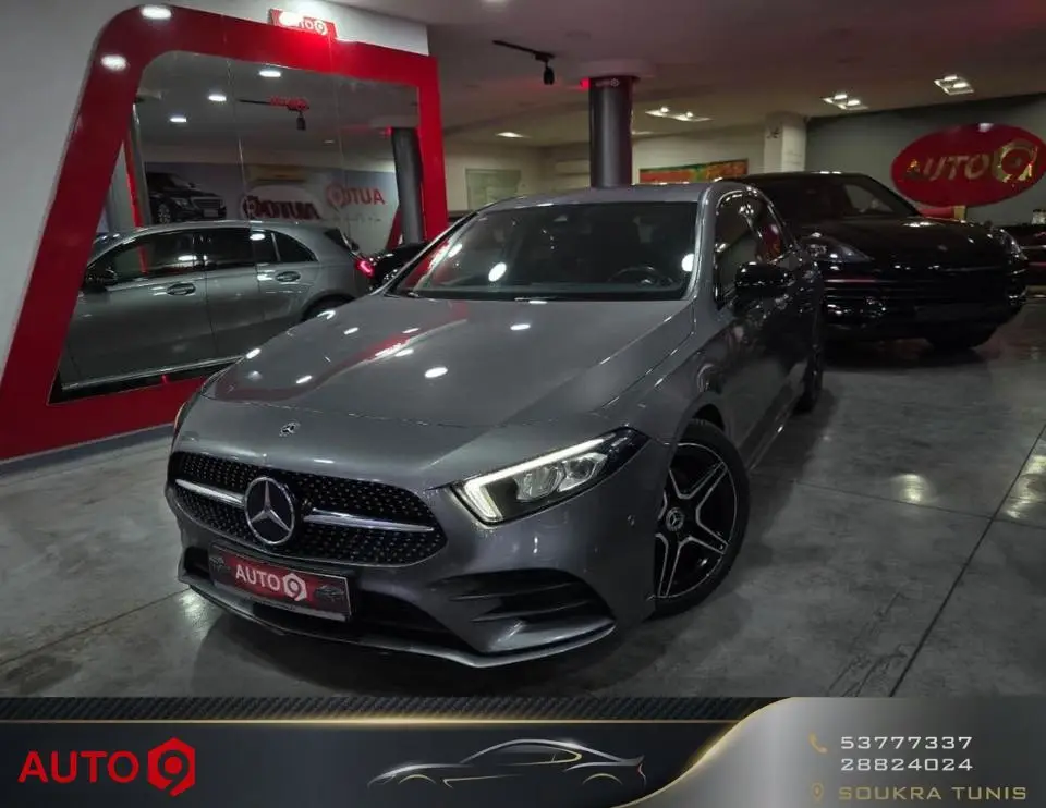 Une voiture garée sur le sol du showroom Auto 9