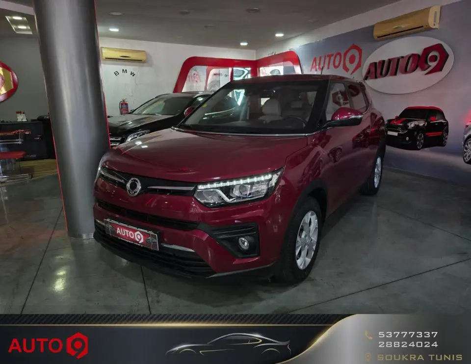 Gros plan sur une voiture à l'intérieur du showroom